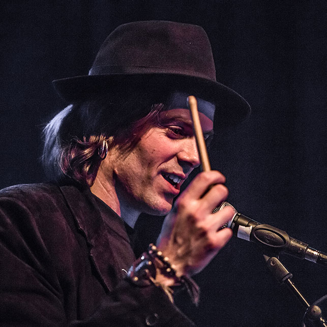 Sven Bakker met zijn eerste drumstok