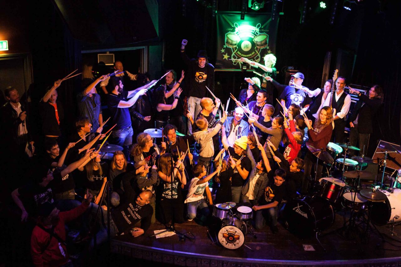Met z'n allen op het podium tijdens het feest ter ere van het 10-jarig bestaan van Drumschool Sven Bakker