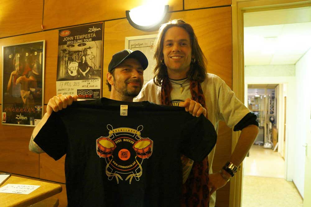 Shirt art with John Tempesta (The Cult, Rob Zombie) @ MUPO Music, Zwaag (2013) (svenimal.art)
