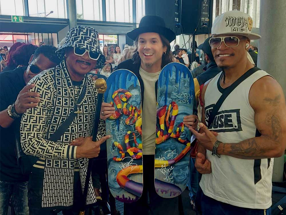Sugar Hill Records hiphop painted skateboard art with Melle Mel (Grandmaster Flash) and Master Gee (Sugar Hill Gang). Oils on bamboo skateboard (21,5x83cm) @ Urban Matterz, Cacao Fabriek, Helmond (2023) (svenimal.art)