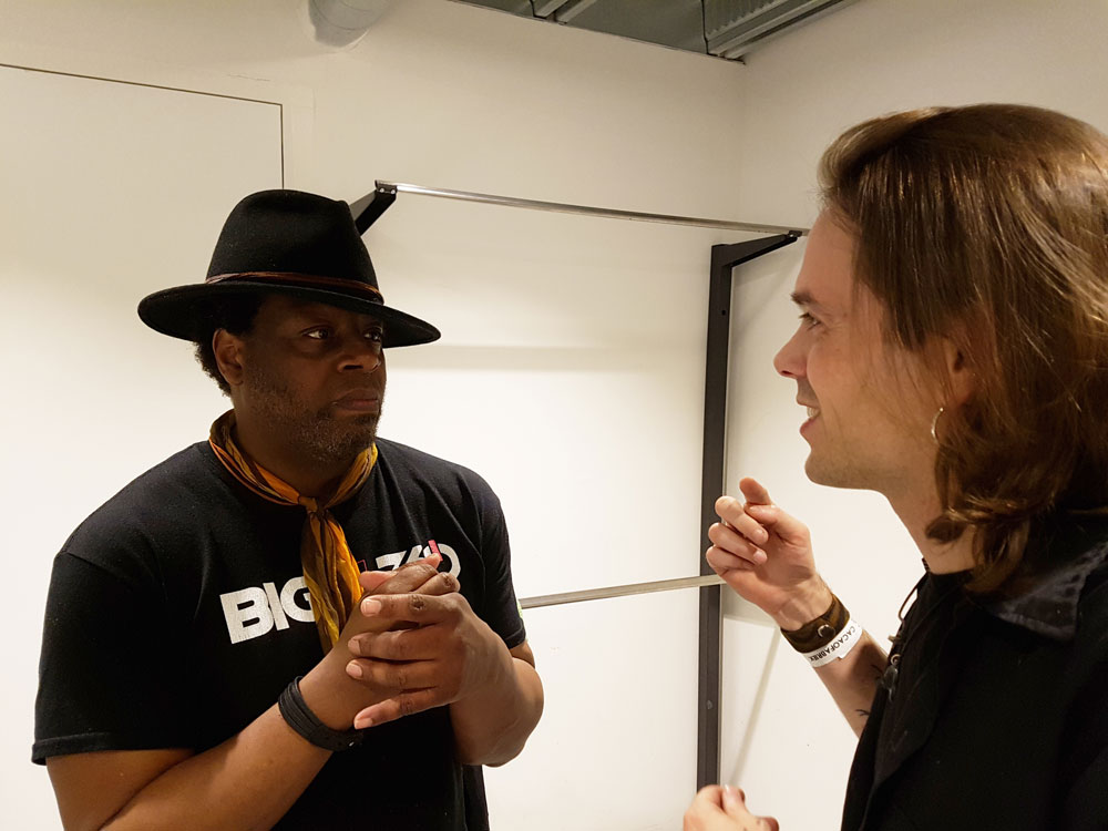 Svenimal with Schoolly D. after handing a portrait drawing @ Urban Matterz, Cacaofabriek, Helmond (2018) (svenimal.art)