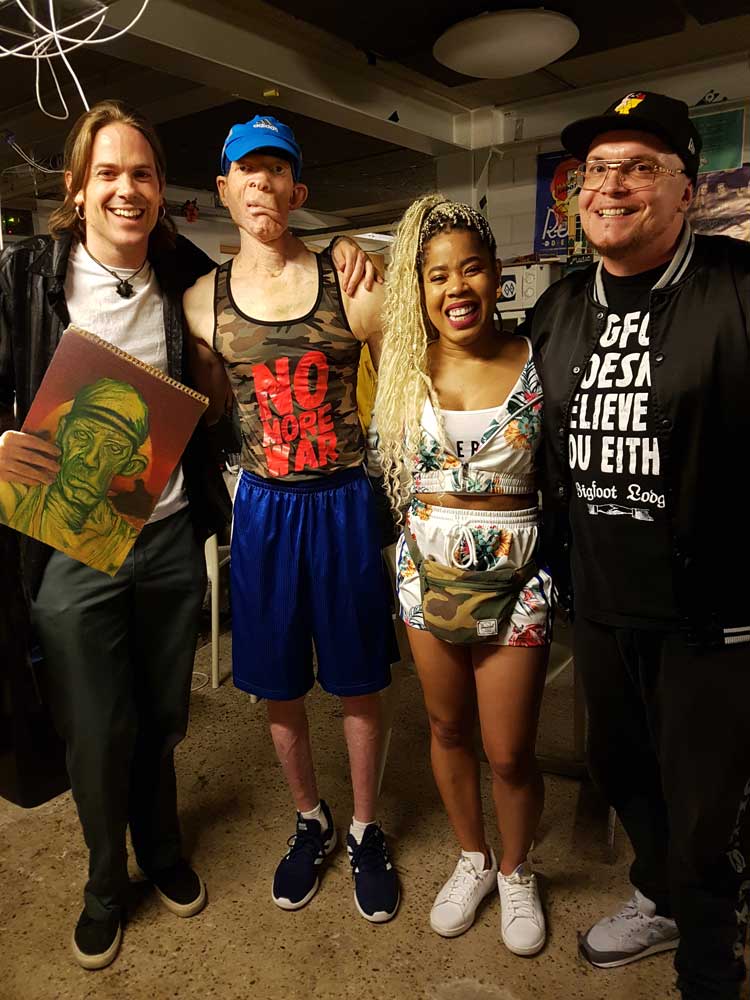 With K’reema (Kareema) (Yellowman’s daughter/singer) and Brainpower with Yelloman portrait drawing. Polychromos colored pencils on Strathmore Toned Tan 118 gr (27,9x35,6) @ Q-Factory (2019) (svenimal.art)